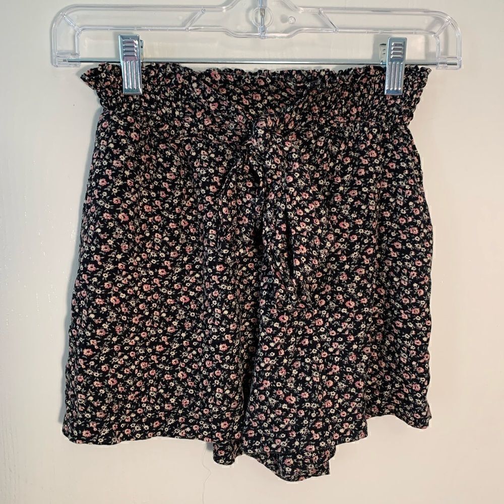 Hollister GUC black/pink floral tie front ultra high rise shorts Size XS